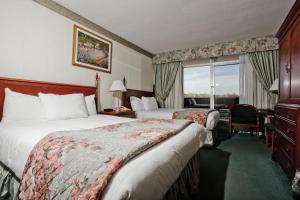 Letto o letti in una camera di Travelodge by Wyndham Niagara Falls Fallsview