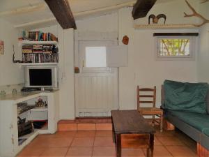ein Wohnzimmer mit einem Sofa und einem Tisch in der Unterkunft Casita Blanca in Perelló