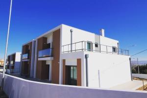 un edificio blanco con un balcón en el lateral. en Bela Concha - Bela Baia 3 en Salir de Porto