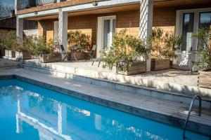 une maison avec une piscine en face d'une maison dans l'établissement Escale villa, à Marignane