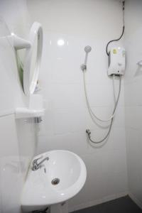 Ett badrum på Banana Hostel Donmuang