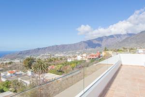 een balkon met uitzicht op de stad bij Apartamentos Dos Palmas in El Paso