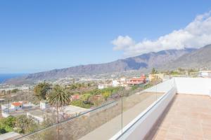 einen Blick auf die Stadt vom Balkon eines Hauses in der Unterkunft Apartamentos Dos Palmas in El Paso
