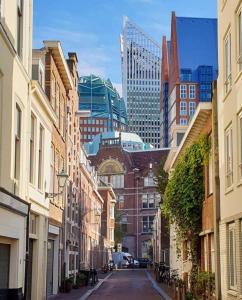 una calle vacía en una ciudad con edificios altos en The Royal Suite - R.Q.C. en La Haya