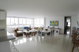 uma sala de estar branca com uma mesa e cadeiras em Hermoso y amplio apartamento con vista al mar em San Andrés