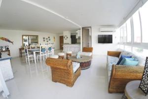 Hermoso y amplio apartamento con vista al mar في سان أندريس: غرفة معيشة مع أريكة وكراسي وطاولة