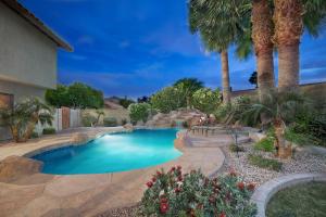 フェニックスにあるPremier Hosts present Scottsdale Luxury Oasis with Lagoon Poolのヤシの木が茂る庭のスイミングプール