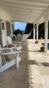 Balkón nebo terasa v ubytování Villa 1 de standing 80m2 avec piscine et vue imprenable sur la mer et sur la campagne
