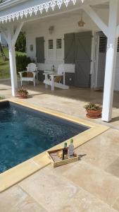 Bazén v ubytování Villa 1 de standing 80m2 avec piscine et vue imprenable sur la mer et sur la campagne nebo v jeho okolí