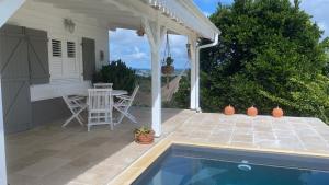 Bazén v ubytování Villa 1 de standing 80m2 avec piscine et vue imprenable sur la mer et sur la campagne nebo v jeho okolí