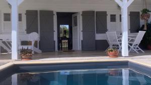 Bazén v ubytování Villa 1 de standing 80m2 avec piscine et vue imprenable sur la mer et sur la campagne nebo v jeho okolí