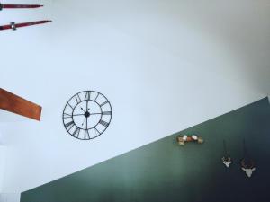 a clock on the side of a wall at L'Ourson skis aux pieds in Valmeinier