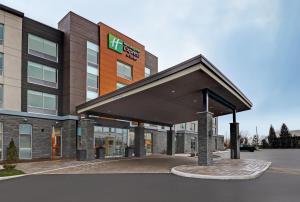a hotel building with awning in front of it at Holiday Inn Express & Suites - Collingwood in Collingwood