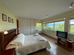 Un pat sau paturi într-o cameră la Apart Hotel Sol y Lago