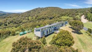 Gallery image of Paroa Bay Chalets - Te Whare Kereru in Russell