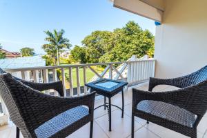 Svalir eða verönd á Travellers Beach Resort