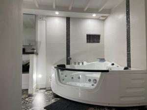 Bilik mandi di LH Évasion loft pour 2 avec balnéo +17 gambar