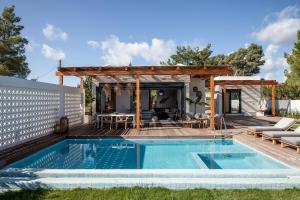 Bazén v ubytování Sun 'n Chill, Boutique Apartments & Beach Villa nebo v jeho okolí