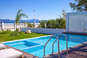 Bazén v ubytování Sun 'n Chill, Boutique Apartments & Beach Villa nebo v jeho okolí