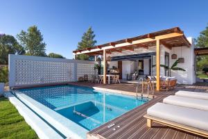 Bazén v ubytování Sun 'n Chill, Boutique Apartments & Beach Villa nebo v jeho okolí
