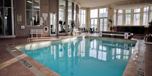 Piscina di Travelodge by Wyndham Niagara Falls Fallsview o nelle vicinanze