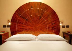 A bed or beds in a room at Hotel Gregoriana