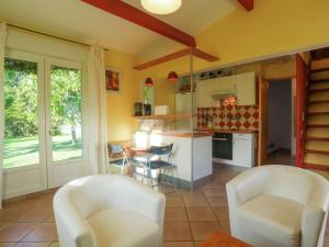 ヴェゾン・ラ・ロメーヌにあるSpacious Holiday Home in Vaison la Romaine with Gardenのキッチン(白い椅子2脚、テーブル付)