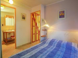 ヴェゾン・ラ・ロメーヌにあるSpacious Holiday Home in Vaison la Romaine with Gardenのベッドルーム(青いベッド1台付)、バスルーム