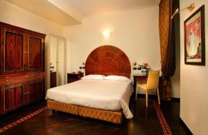 A bed or beds in a room at Hotel Gregoriana