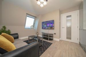 a living room with a couch and a table at MORDEN 1 BEDROOM 5 mins away from brighton seafront in Brighton & Hove