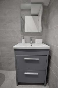 a bathroom with a sink and a mirror at Two bedroom flat next ot brighton seafront sleep 6 in Brighton & Hove