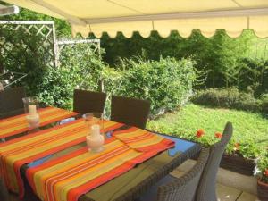 una mesa con un colorido mantel en el patio en Casabianca Resort Villas, en Lignano Sabbiadoro