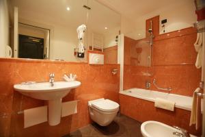 A bathroom at Hotel Gregoriana