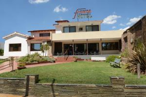 een gebouw met een bord erop bij Florida Hotel & Spa in Villa Carlos Paz