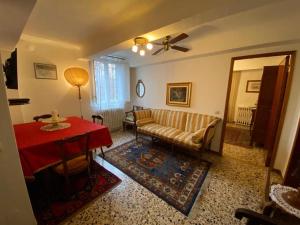 - un salon avec un canapé et une table dans l'établissement Le Case Cavallini Sgarbi di Rina Cavallini, à Ferrare