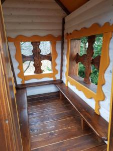 twee ramen aan de binnenkant van een boomhut bij Fazenda Kosiv in Kosiv