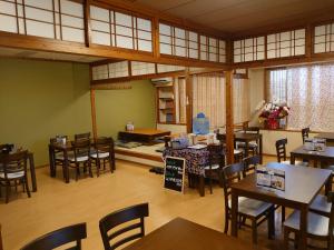 una sala da pranzo con tavoli e sedie in un ristorante di Blue Cove Terrace a Miyakojima