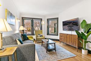 Кът за сядане в Your 1BR Homey Haven in Vibrant Chicago - Larchmont 1A-3A