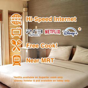 Cartel de una cama en una habitación de hotel en FLAT06 cipete, en Yakarta