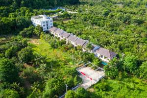 フーコックにあるQuynh Mai Resortのジャングルの家屋空見