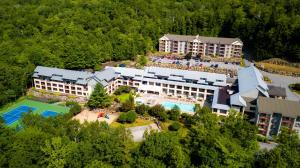 uma vista aérea de um resort com uma piscina em InnSeason Resorts Pollard Brook em Lincoln