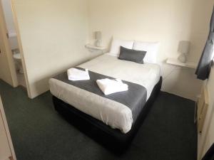 
A bed or beds in a room at Banjo Paterson Motor Inn

