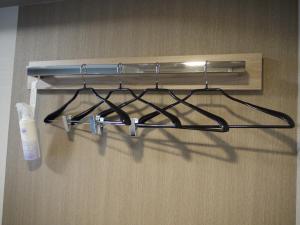 un grupo de gafas colgando de una pared en Hotel Route-Inn Kitamatsudo Ekimae, en Matsudo