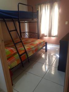 Våningssäng eller våningssängar i ett rum på Casa de Descanso las Camelinas Para 21 personas