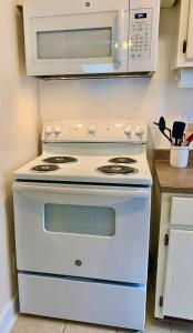 Кухня или мини-кухня в The Flats on Florida St - Super Comfy 2-Bedroom Apartments
