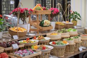 會安的住宿－Le Pavillon Hoi An Gallery Hotel & Spa，水果和蔬菜的自助餐,放在桌上的篮子中