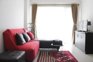 Χώρος καθιστικού στο Compact and Minimalist 2BR Apartment at Gateway Pasteur By Travelio
