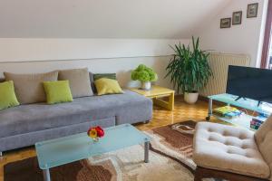 uma sala de estar com um sofá e uma mesa em Spacious apartment em Bled