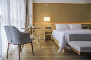 Säng eller sängar i ett rum på Zhengzhou Crossing Hotel