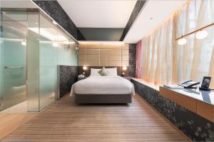 A bed or beds in a room at The Mercer